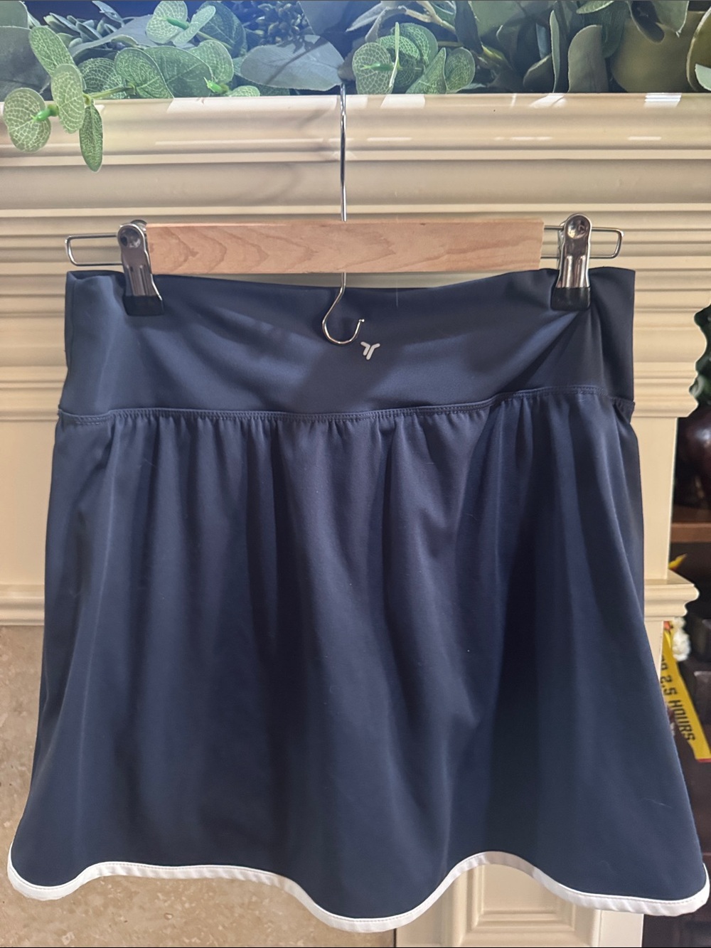 Women’s Old Navy Navy Active Skirt with Cream Trim. Built in shorts. Sz M - Picture 4 of 5